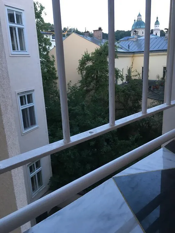 Alojamento de Acomodação e Pequeno-almoço Sarah'S Altstadt Oase Salzburgo